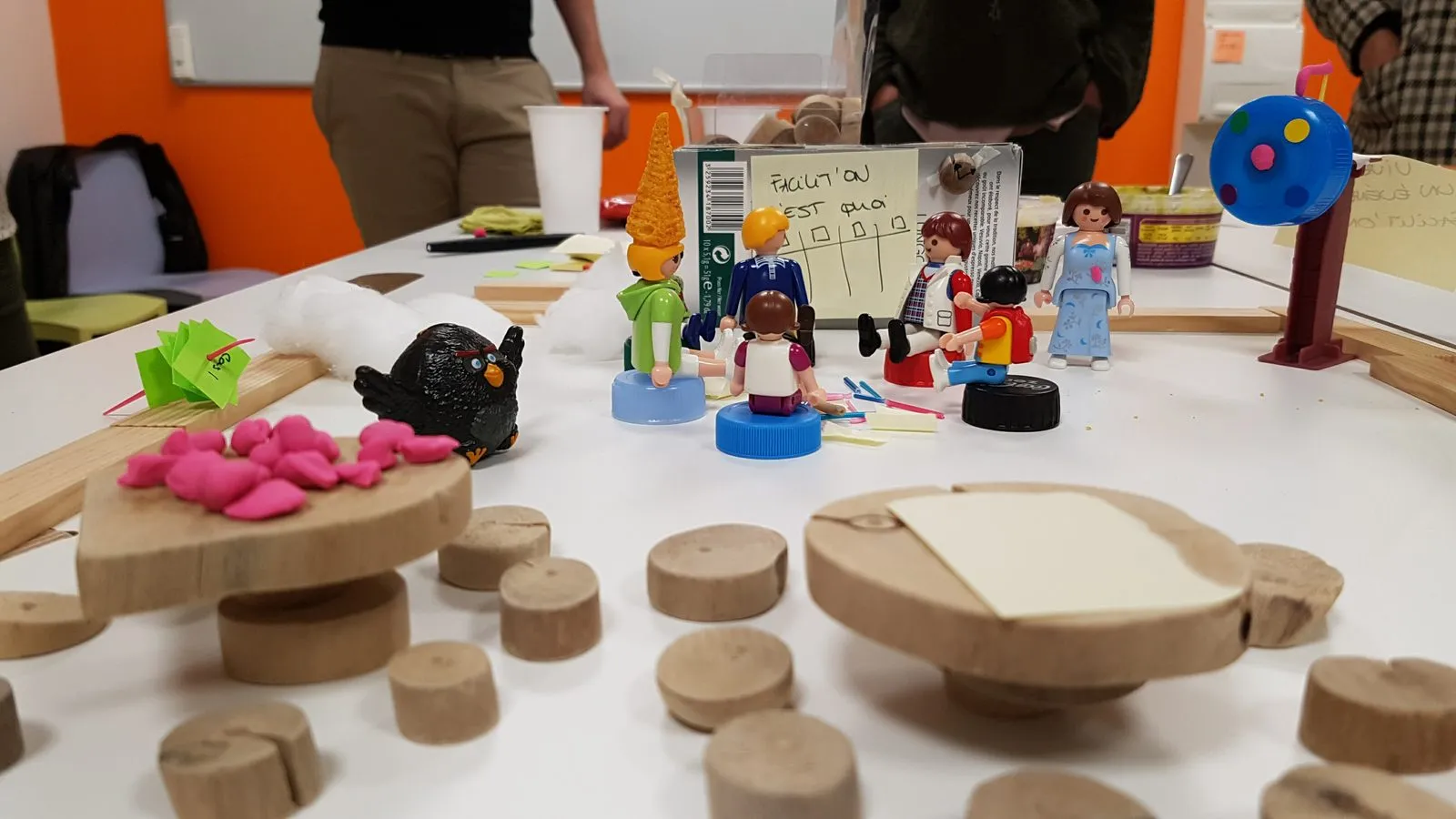 Une table de Lego Serious Play : figurines, briques et pièces de bois en cours de construction