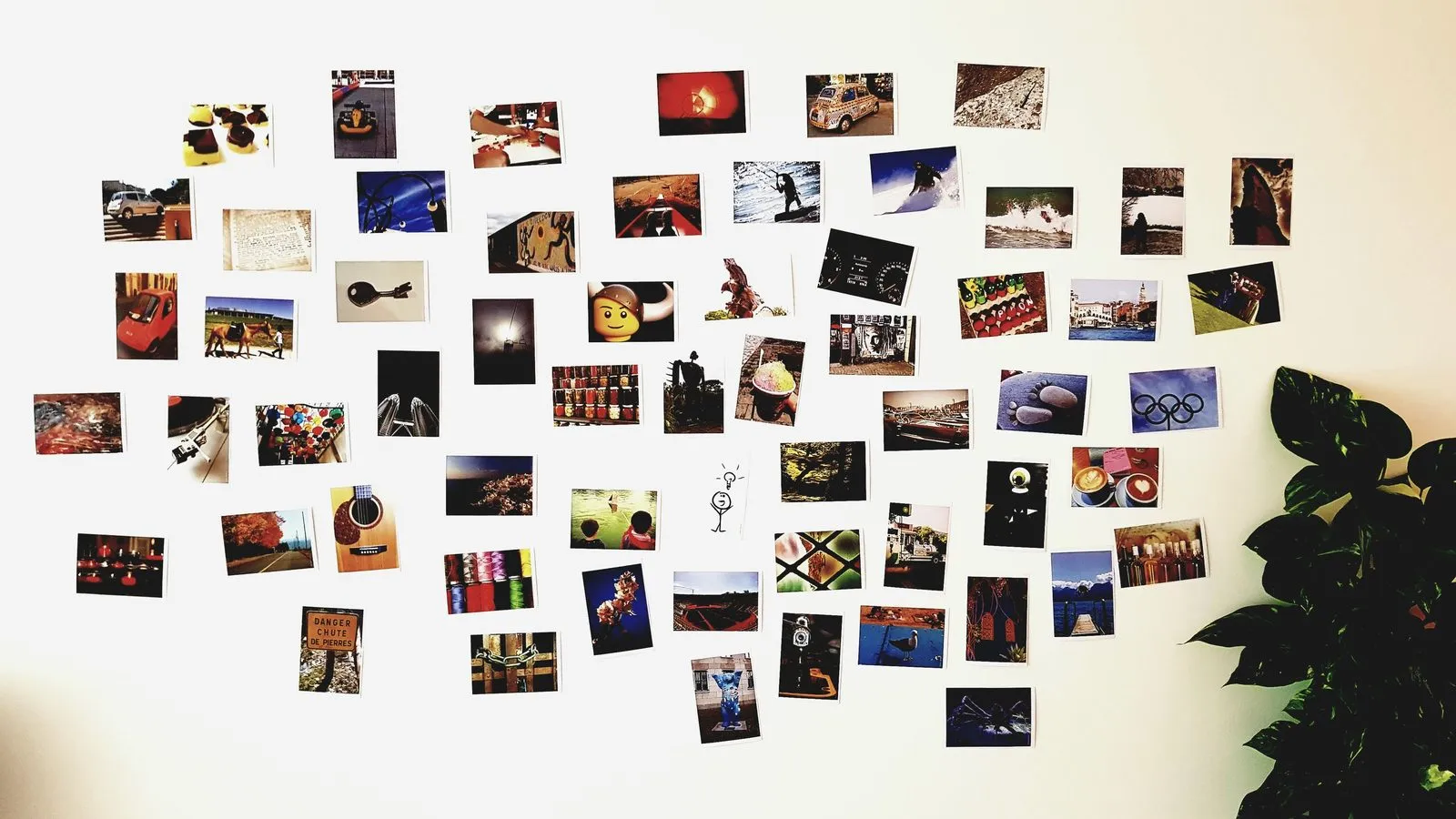 Un mur couvert de dizaines de cartes photo, disposées pour un photolangage