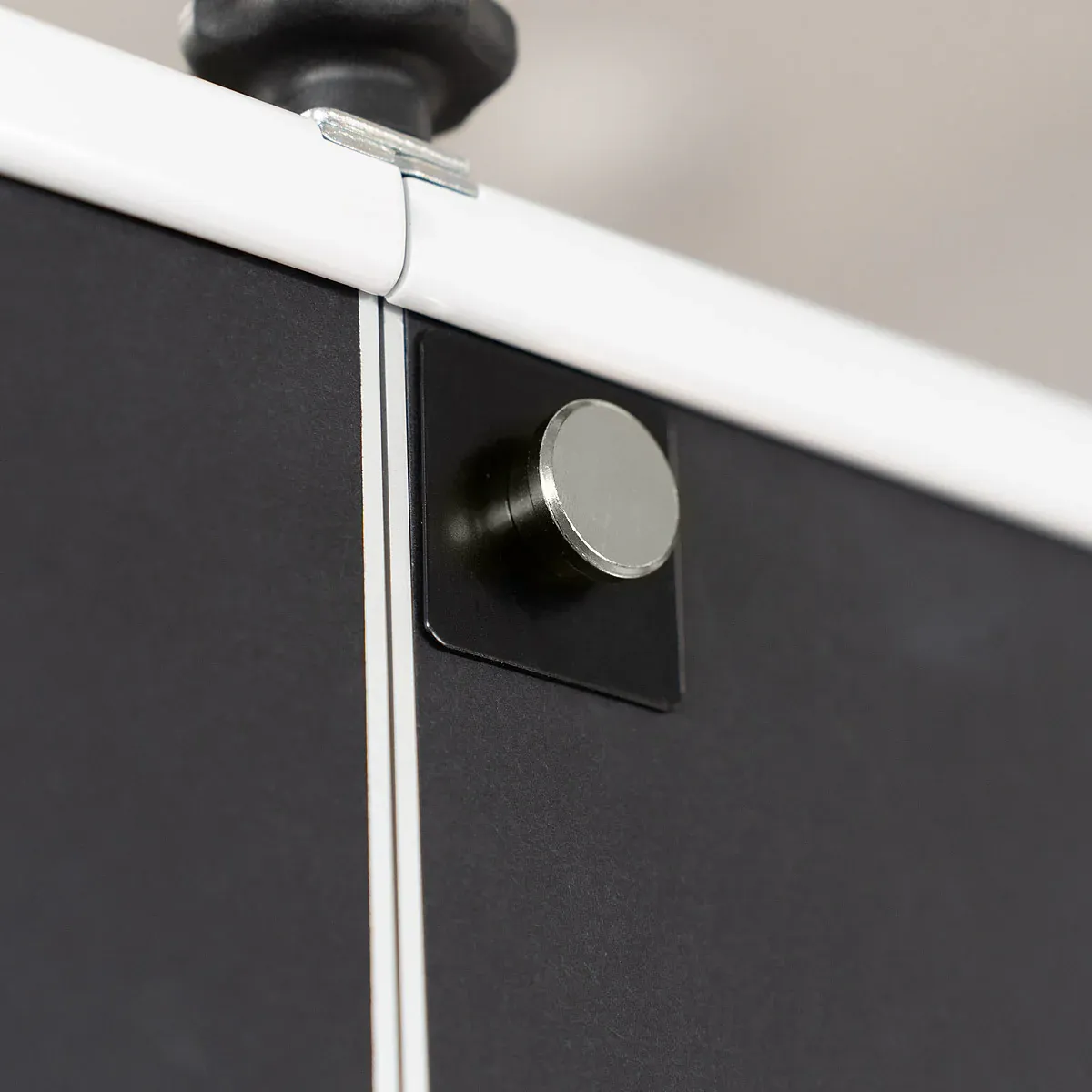 Small steel sheets, self-adhesive, for magnets